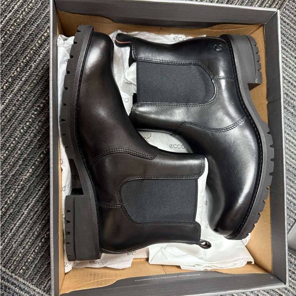 EccoWomen's Sleek Black Chelsea Boots